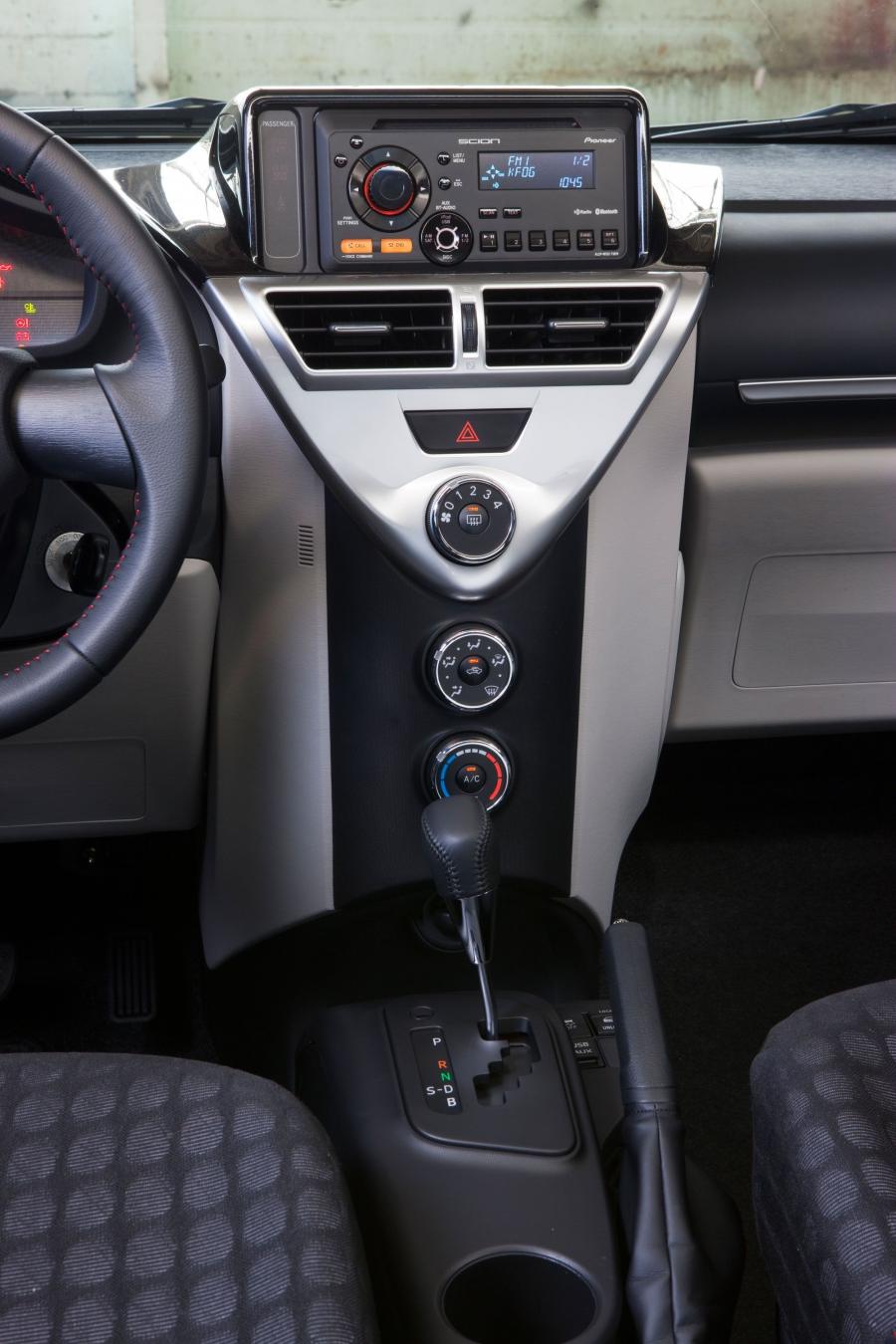 Интерьер Scion iQ 2012 года  (фото 85 из 128)